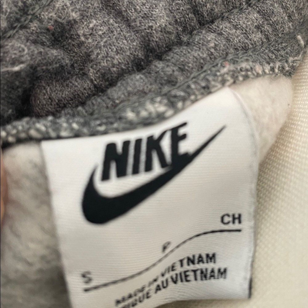 Nike Big Kid’s Fleece Joggers. Drawstring waist. Snap  pocket. Comfortable. Gray - Picture 7 of 10